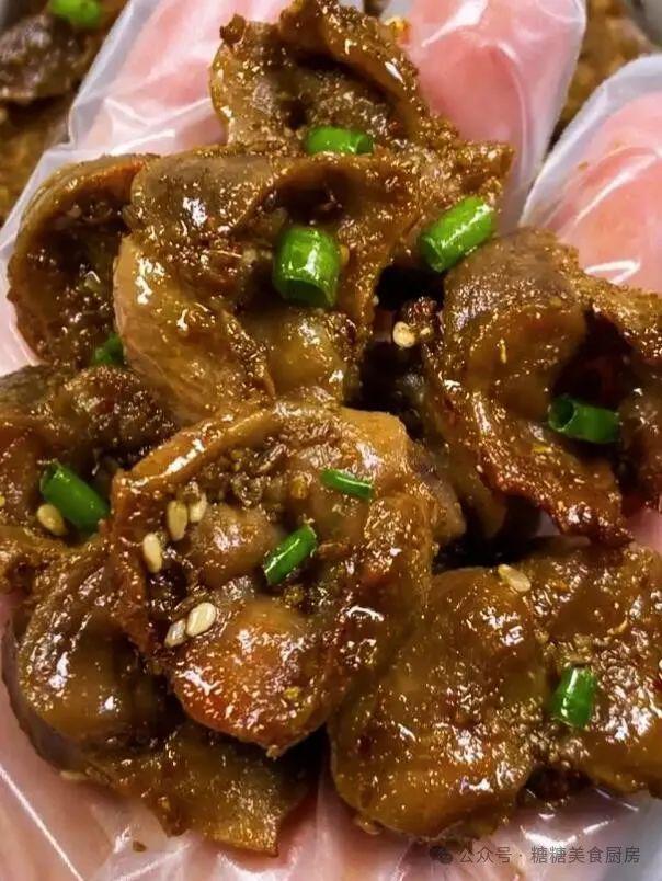 酥脆内里却保持着柔嫩多汁香气扑鼻。爱游戏平台烤鸡胗！它外表烤得金黄