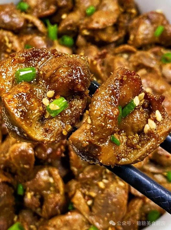 酥脆内里却保持着柔嫩多汁香气扑鼻。爱游戏平台烤鸡胗!它外表烤得金黄(图2) 酥脆内里却保持着柔嫩多汁香气扑鼻。爱游戏平台烤鸡胗!它外表烤得金黄(图2)