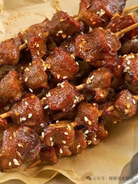 酥脆内里却保持着柔嫩多汁香气扑鼻。爱游戏平台烤鸡胗!它外表烤得金黄(图3) 酥脆内里却保持着柔嫩多汁香气扑鼻。爱游戏平台烤鸡胗!它外表烤得金黄(图3)