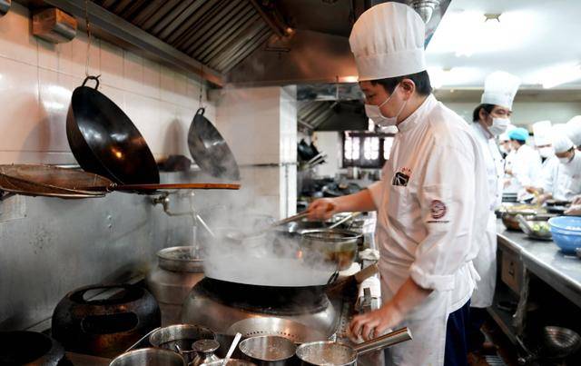 空调里面抠出利润一年省下千万开支爱游戏入口餐饮龙头不换设备不裁员(图3)