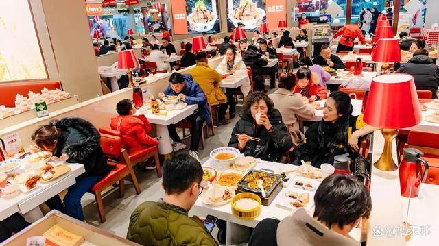 空调里面抠出利润一年省下千万开支爱游戏入口餐饮龙头不换设备不裁员(图4)